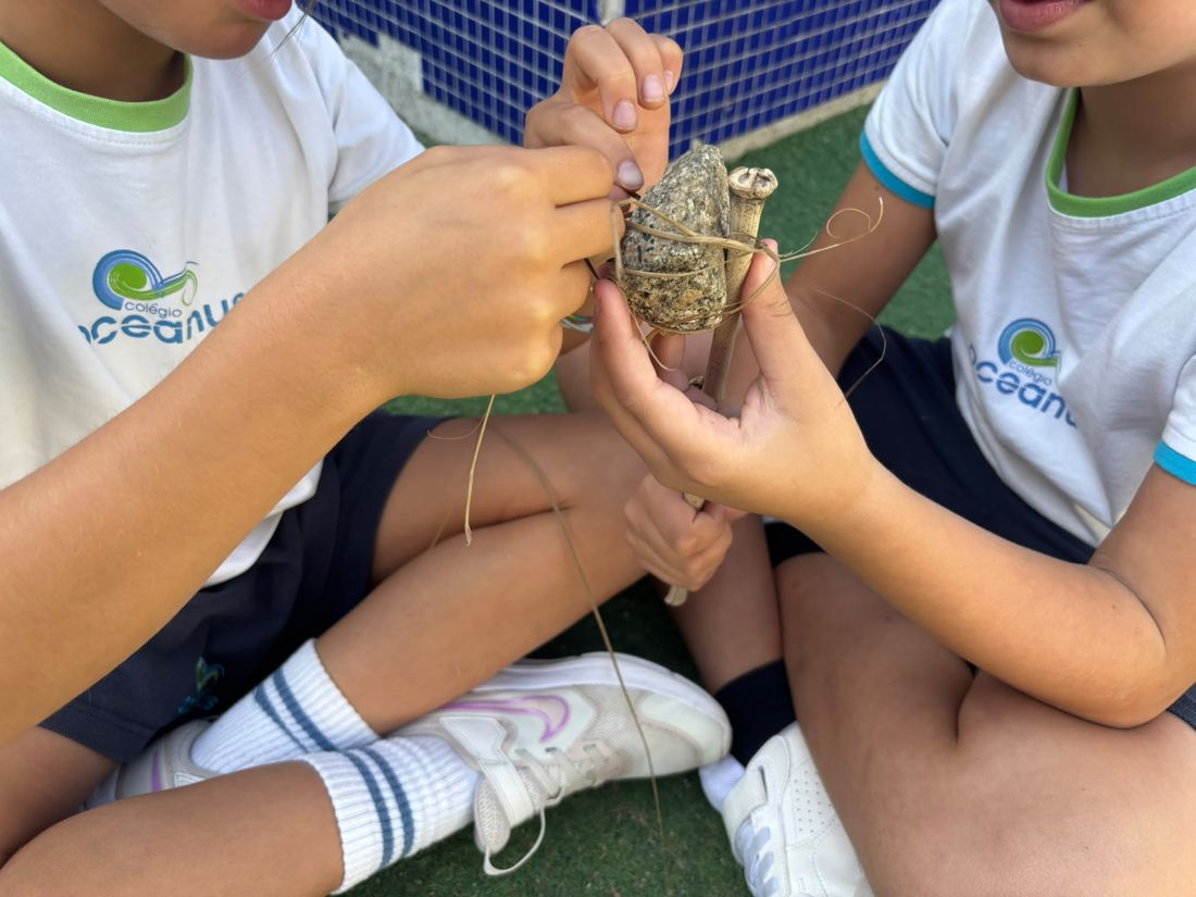 Alunos do 4.º ano a construir uma ferramenta pré-histórica