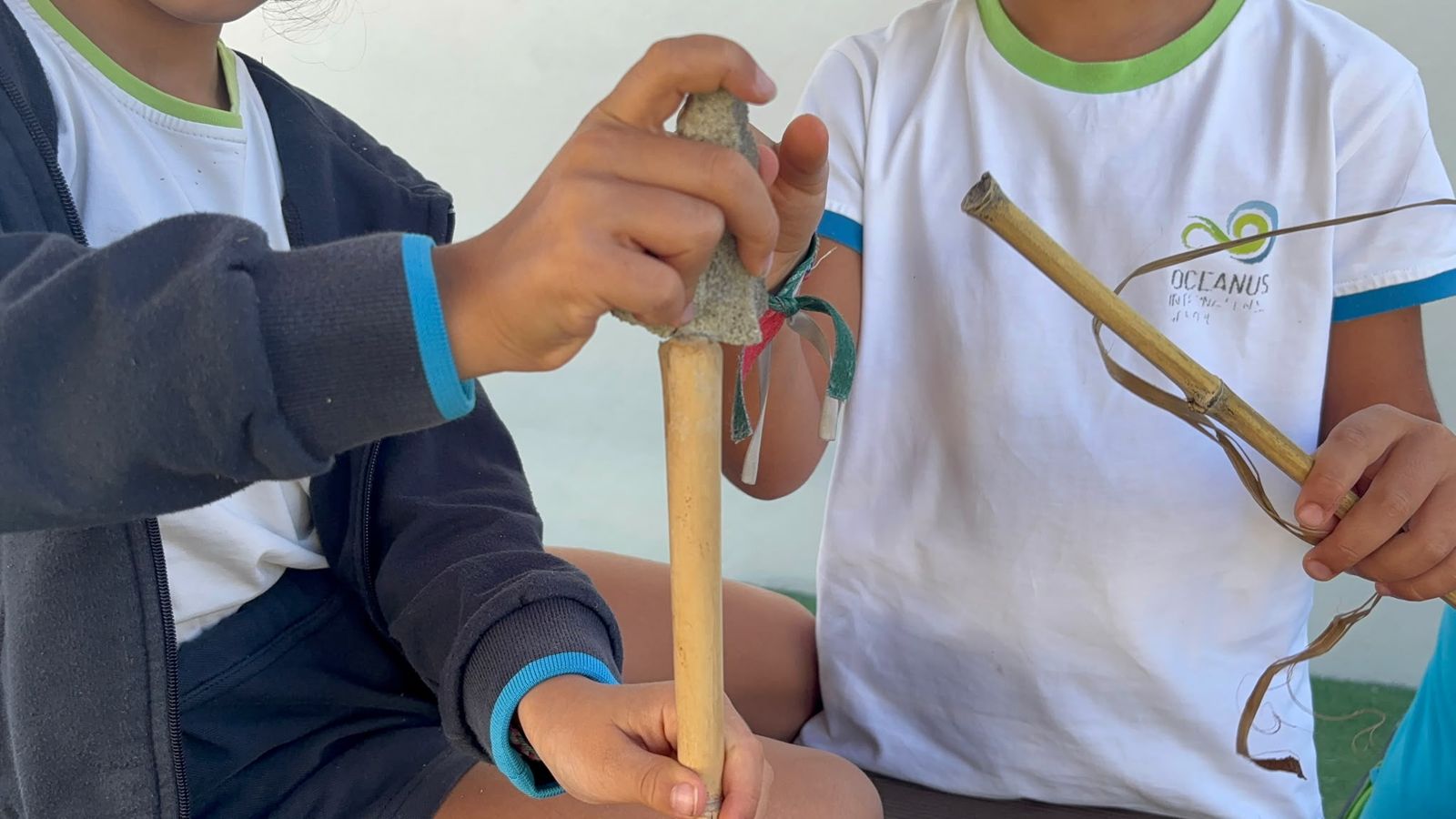 Alunos a construir ferramentas pré-históricas com cana e pedra