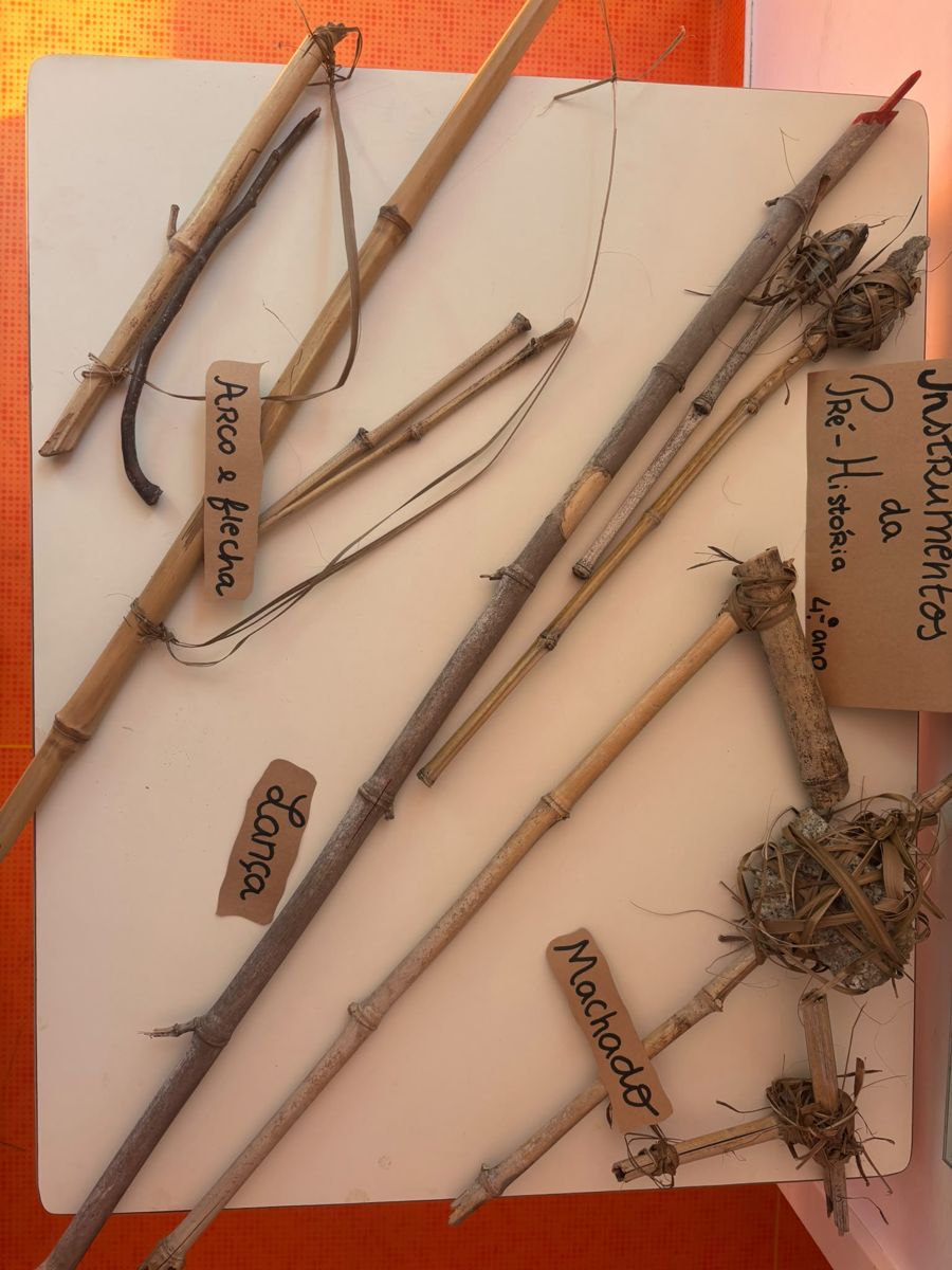 Painel com os instrumentos da Pré-História construídos pelo 4.º ano